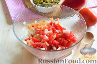 Фото приготовления рецепта: Салат "Петушок" с зелёным горошком - шаг №5