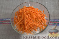 Фото приготовления рецепта: Салат с кольраби и морковью (по-корейски) - шаг №3