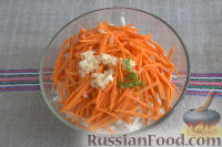 Фото приготовления рецепта: Салат с кольраби и морковью (по-корейски) - шаг №4