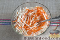 Фото приготовления рецепта: Салат с кольраби и морковью (по-корейски) - шаг №5