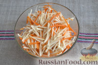 Фото приготовления рецепта: Салат с кольраби и морковью (по-корейски) - шаг №9