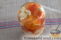 Фото приготовления рецепта: Маринованные пикули из цветной капусты, моркови и перца - шаг №9