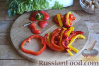 Фото приготовления рецепта: Салат с кальмарами, овощами и сыром - шаг №4