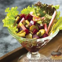 Фото к рецепту: Салат из свёклы, со стручковой фасолью, яблоком и корнишонами