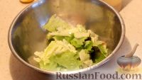 Фото приготовления рецепта: Салат с кальмарами, яйцами и овощами - шаг №8