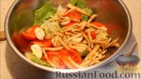Фото приготовления рецепта: Салат с кальмарами, яйцами и овощами - шаг №14