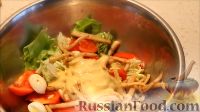 Фото приготовления рецепта: Салат с кальмарами, яйцами и овощами - шаг №15
