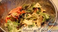 Фото приготовления рецепта: Салат с кальмарами, яйцами и овощами - шаг №16