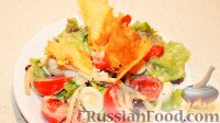 Фото приготовления рецепта: Салат с кальмарами, яйцами и овощами - шаг №18