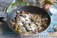 Фото приготовления рецепта: Праздничный картофельный рулет с грибами - шаг №4