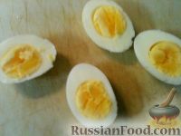 Фото приготовления рецепта: Яйца, фаршированные свежими огурцами - шаг №1