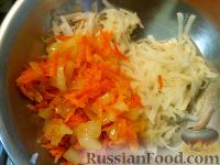 Фото приготовления рецепта: Картофельные драники с морковью и луком - шаг №5