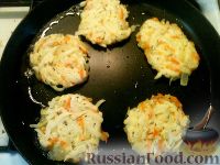 Фото приготовления рецепта: Картофельные драники с морковью и луком - шаг №7