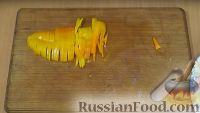 Фото приготовления рецепта: Тушеный хек в томатном соусе с овощами - шаг №5