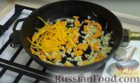 Фото приготовления рецепта: Тушеный хек в томатном соусе с овощами - шаг №7