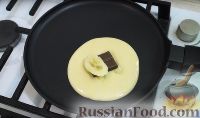 Фото приготовления рецепта: Панкейки с бананом и шоколадом - шаг №7