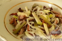 Фото приготовления рецепта: Мясной салат "Пражский" - шаг №5