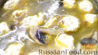 Фото приготовления рецепта: Гречневый суп с шампиньонами и фрикадельками - шаг №11