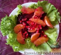 Фото к рецепту: Салат "Рубиновый" со свеклой, цитрусами и гранатом
