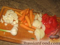 Фото приготовления рецепта: Запечённый картофель под шубкой из свиного балыка, сладкого перца и сыра - шаг №2