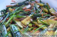 Фото приготовления рецепта: Салат из огурцов - шаг №4