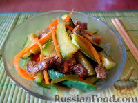 Фото приготовления рецепта: Слоёный салат "Кролик" с курицей, грибами, овощами и сыром - шаг №21