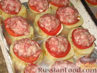 Фото приготовления рецепта: Картофель, запеченный с мясом и помидорами - шаг №4