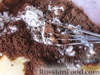 Фото приготовления рецепта: Простой шоколадный пирог из кислого молока - шаг №2
