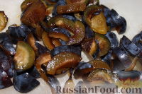 Фото приготовления рецепта: Печенье «Кифлики» со сливами в карамели - шаг №5