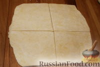 Фото приготовления рецепта: Печенье «Кифлики» со сливами в карамели - шаг №9
