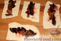 Фото приготовления рецепта: Печенье «Кифлики» со сливами в карамели - шаг №10