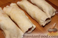 Фото приготовления рецепта: Печенье «Кифлики» со сливами в карамели - шаг №11