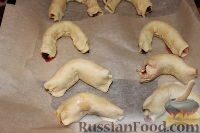 Фото приготовления рецепта: Печенье «Кифлики» со сливами в карамели - шаг №12
