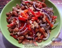Фото к рецепту: Салат с фасолью, тунцом, маринованным перцем