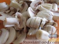 Фото приготовления рецепта: Заливной пирог с мясом и грибами - шаг №2