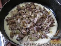 Фото приготовления рецепта: Заливной пирог с мясом и грибами - шаг №7