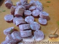 Фото приготовления рецепта: Немецкий картофельный салат с солеными огурцами и копченой колбасой - шаг №3
