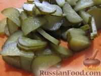 Фото приготовления рецепта: Немецкий картофельный салат с солеными огурцами и копченой колбасой - шаг №5