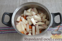 Фото приготовления рецепта: Маринованная кольраби (со свеклой и морковью) - шаг №2