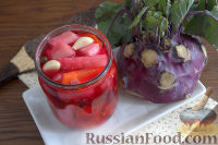 Фото к рецепту: Маринованная кольраби (со свеклой и морковью)