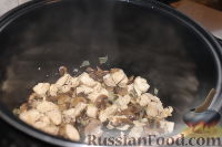 Фото приготовления рецепта: Гречка с мясом и грибами (в мультиварке) - шаг №8