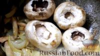 Фото приготовления рецепта: Свинина, фаршированная грибами, куриным филе и сыром - шаг №8