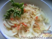 Фото приготовления рецепта: Салат из сыра, свежей капусты и моркови - шаг №2