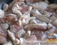Фото приготовления рецепта: Свекольный салат с курицей, черносливом, орехами - шаг №1