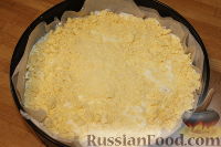 Фото приготовления рецепта: Деревенский творожный пирог из песочной крошки - шаг №8