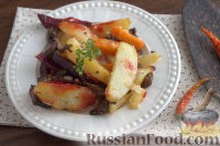 Фото к рецепту: Быстрая картошка в духовке, со свеклой, морковью и грибами