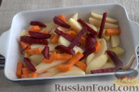 Фото приготовления рецепта: Быстрая картошка в духовке, со свеклой, морковью и грибами - шаг №3