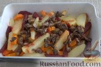 Фото приготовления рецепта: Быстрая картошка в духовке, со свеклой, морковью и грибами - шаг №5