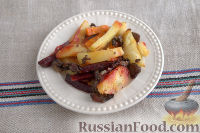 Фото приготовления рецепта: Быстрая картошка в духовке, со свеклой, морковью и грибами - шаг №6