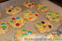Фото приготовления рецепта: Овсяное печенье с орехами и разноцветным драже - шаг №6